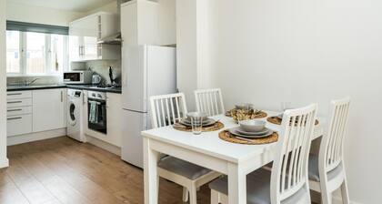 Sleek and Stylish 2BD Home With a Garden Anerley
