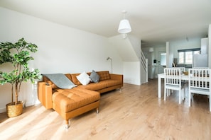 House (2 Bedrooms) | Living area