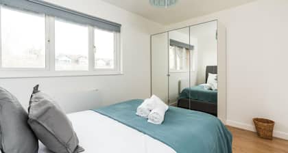 Sleek and Stylish 2BD Home With a Garden Anerley