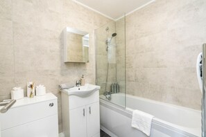 House (2 Bedrooms) | Bathroom | Bathtub - Sleek and Stylish 2BD Home With a Garden Anerley (London)