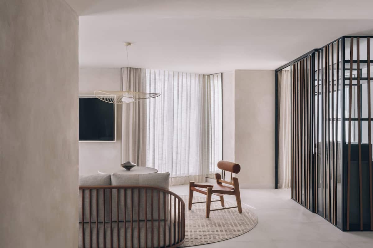 Mondrian Gran Suite | Minibar, in-room safe, laptop workspace, blackout curtains
