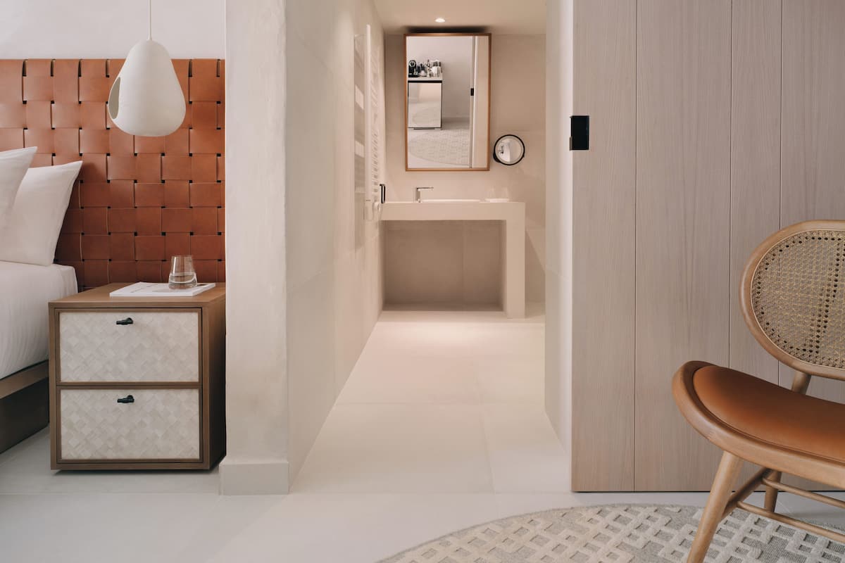 Deluxe Room, 1 King Bed, Accessible | Minibar, in-room safe, laptop workspace, blackout curtains