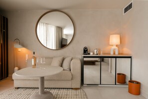 Estudio, 1 cama King size | Área de sala de estar | Televisión LED, Netflix, películas con cargo y servicios de streaming 