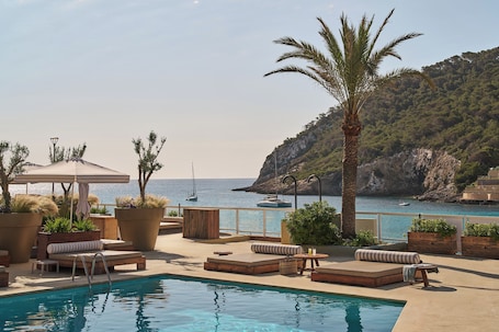 Una piscina al aire libre de temporada (de 10:00 a 20:00), sombrillas. Mondrian Ibiza