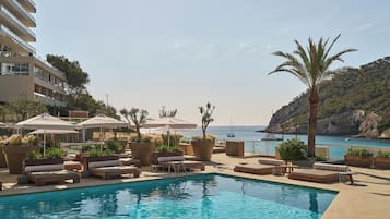 Alberca al aire libre por temporada y sombrillas en la alberca