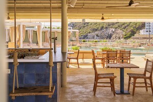 2 bars/lounges, 2 swim-up bars, 2 poolside bars