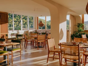 Café da manhã com buffet todos os dias (EUR 45 por pessoa)