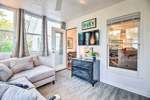 TV, fireplace, books - Family-Friendly Savannah Vacation Rental w/ Decks! (Savannah)