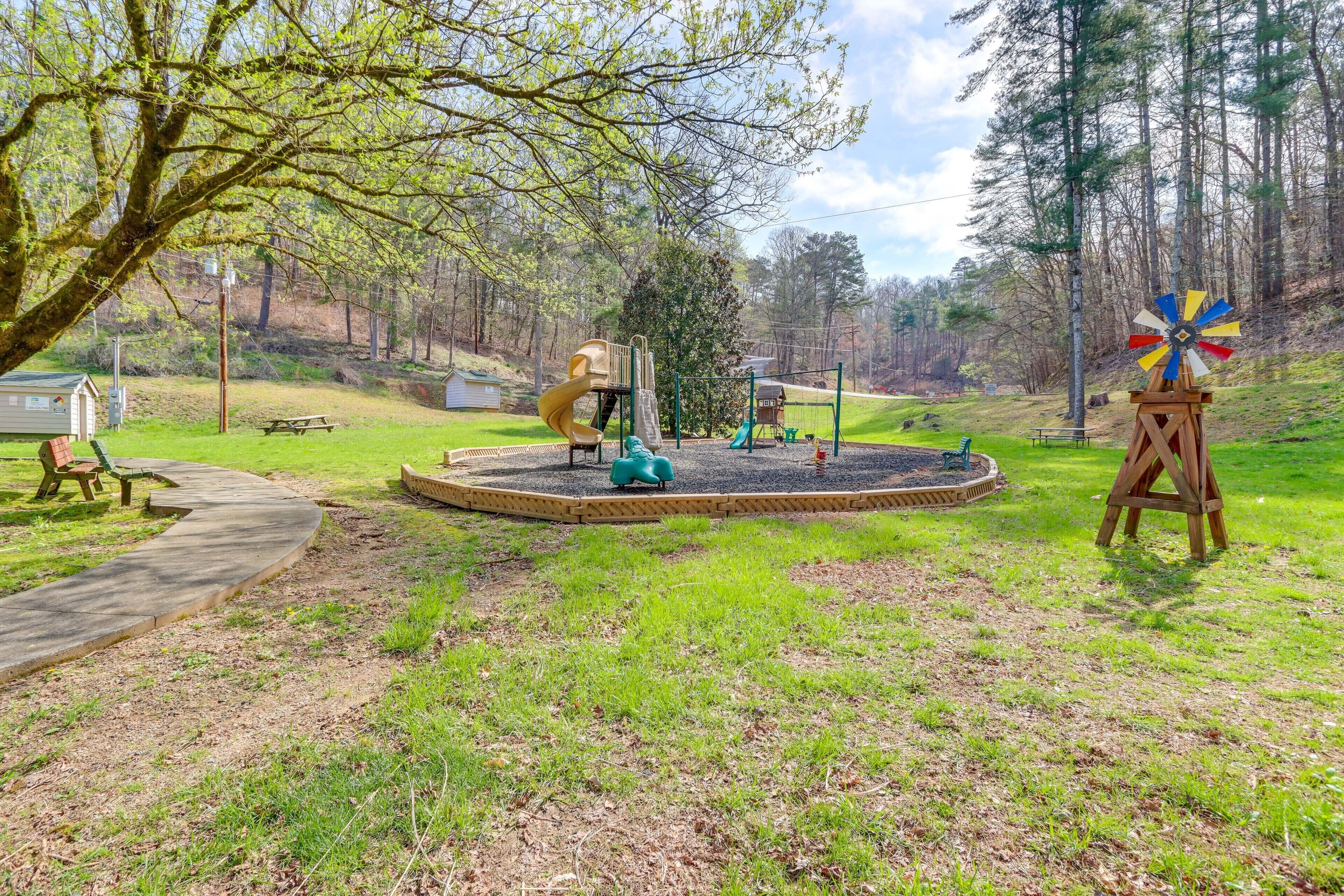 Murphy Cabin w/ Views < 1 Mi to Hiwassee Lake!