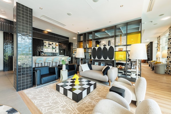 Coin salon dans le hall