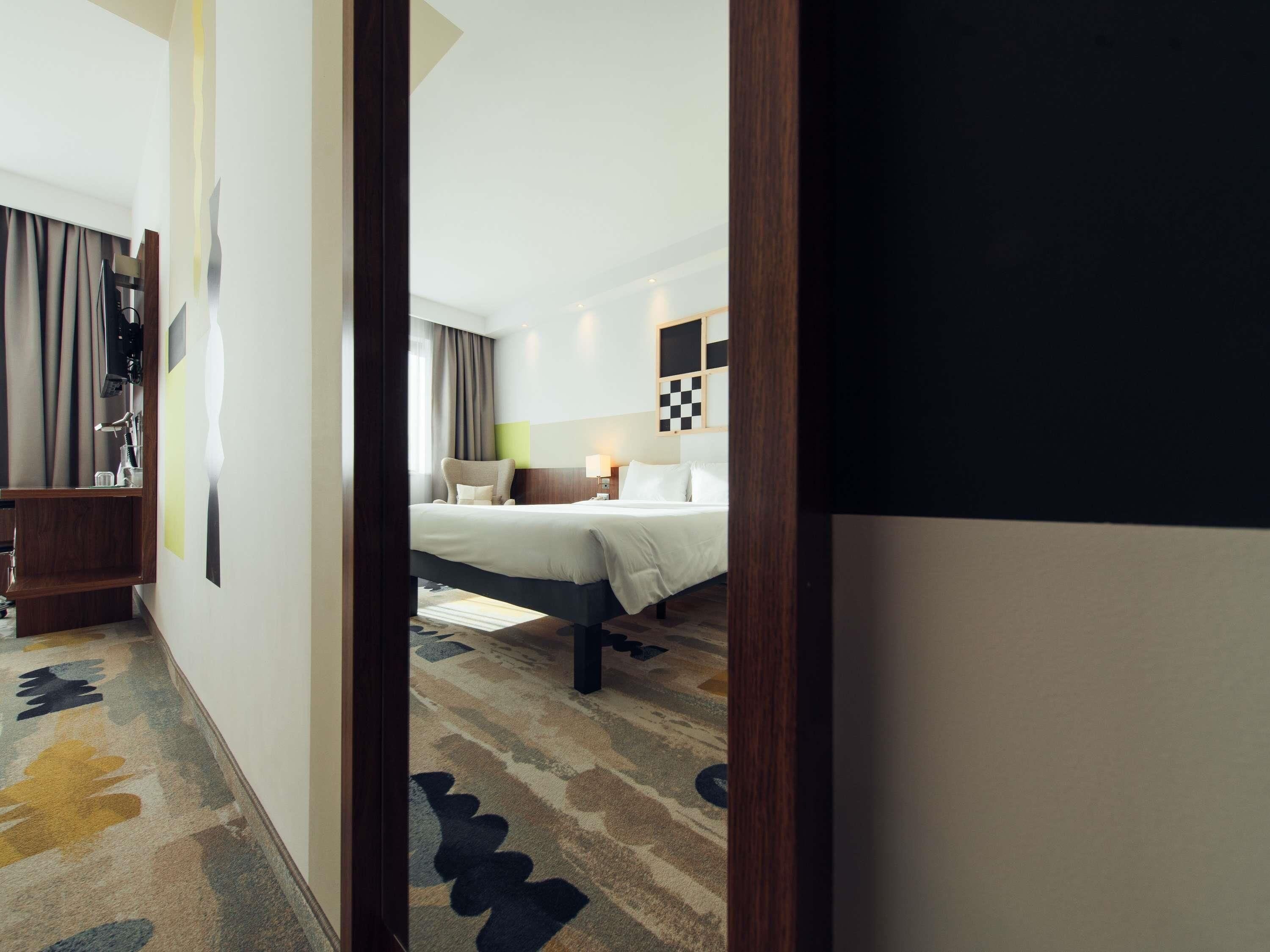 标准房, 1 张双人床 | 客房内保险箱、办公桌、笔记本电脑工作区、遮光窗帘