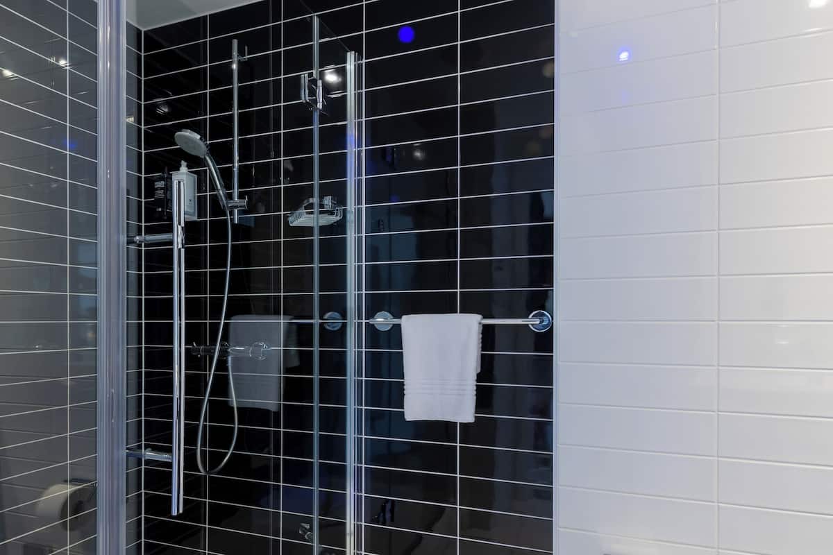 Dusche, Hydromassagedusche, umweltfreundliche Kosmetikartikel