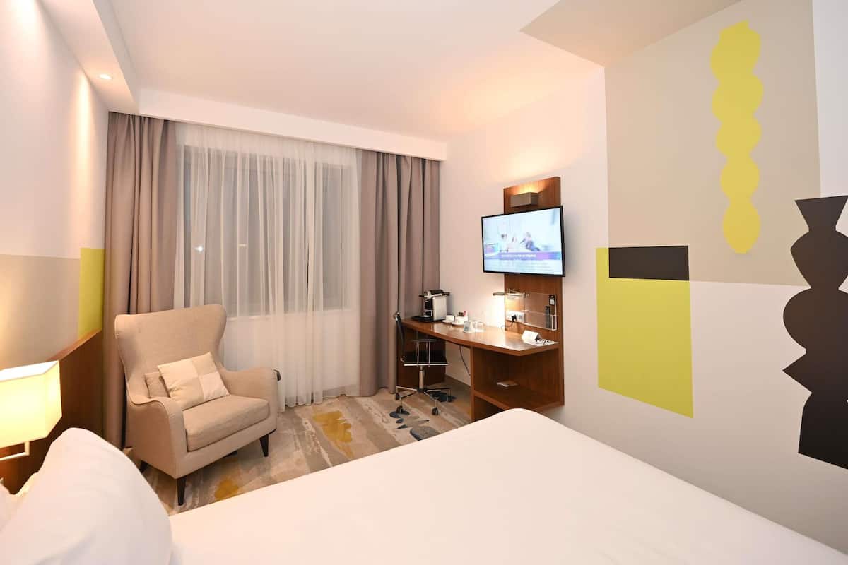 Habitación superior, 1 cama de matrimonio grande | Caja fuerte, escritorio, espacio para trabajar con un portátil