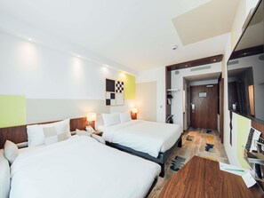 In-room safe, desk, laptop workspace, blackout curtains - Ibis Styles Warszawa Airport (Warsaw)