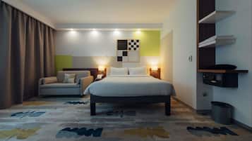 Kamar Standar, 1 Tempat Tidur Double | Brankas, meja kerja, ruang kerja ramah laptop, dan tirai kedap cahaya