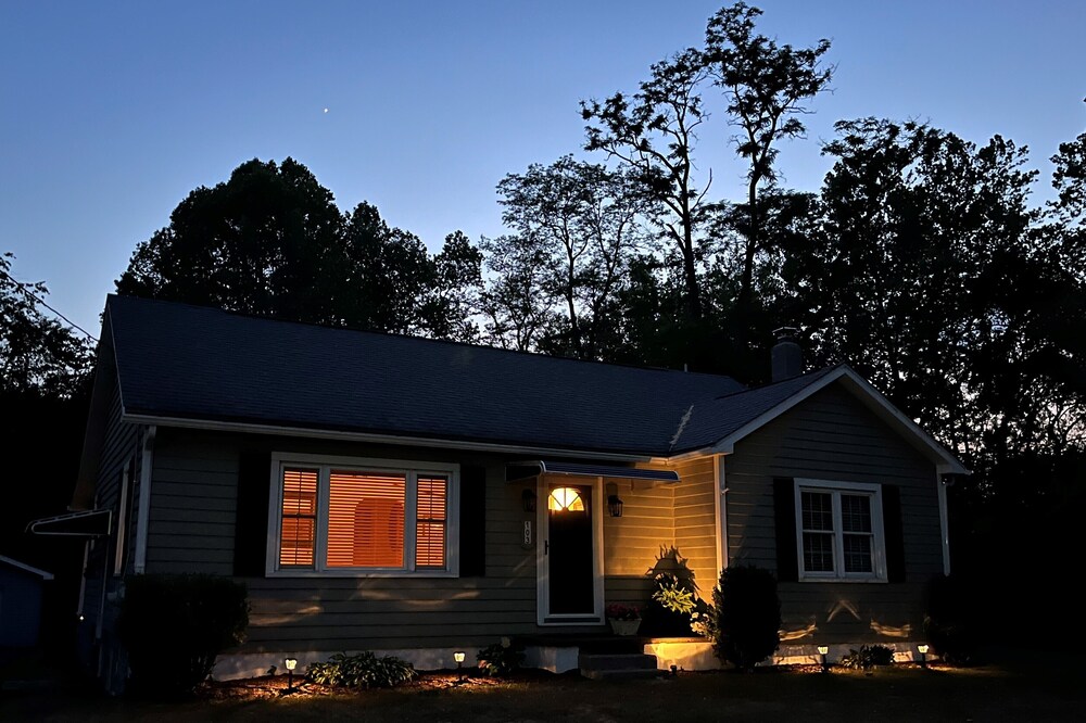 Sycamore, Cozy get a way! Newly renovated on a private, streamside lot.