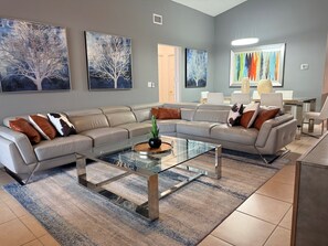 Smart TV, videogames, DVD player, livros