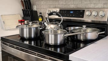 Køleskab, mikrobølgeovn, ovn, kogeplade