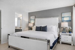 5 quartos, escrivaninha, ferros/tábuas de passar roupa, berço de viagem