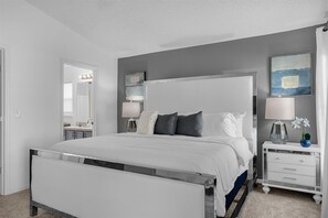 5 quartos, escrivaninha, ferros/tábuas de passar roupa, berço de viagem