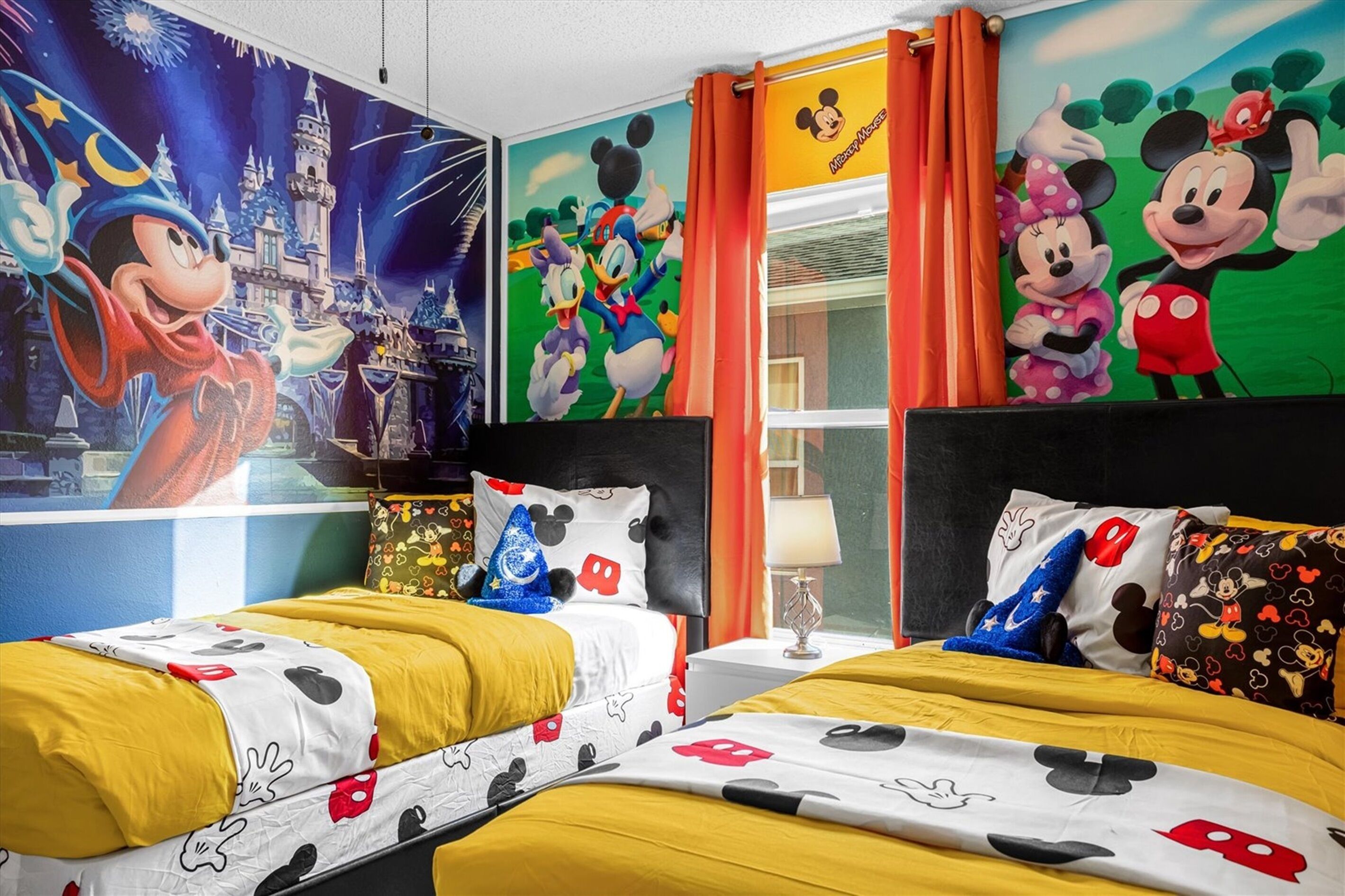 5 slaapkamers, een bureau, een strijkplank/strijkijzer, reisbedje
