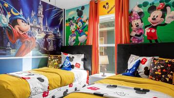 5 slaapkamers, een bureau, een strijkplank/strijkijzer, reisbedje