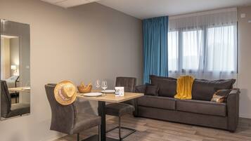 Escritorio, espacio para trabajar con laptop y cuna de viaje