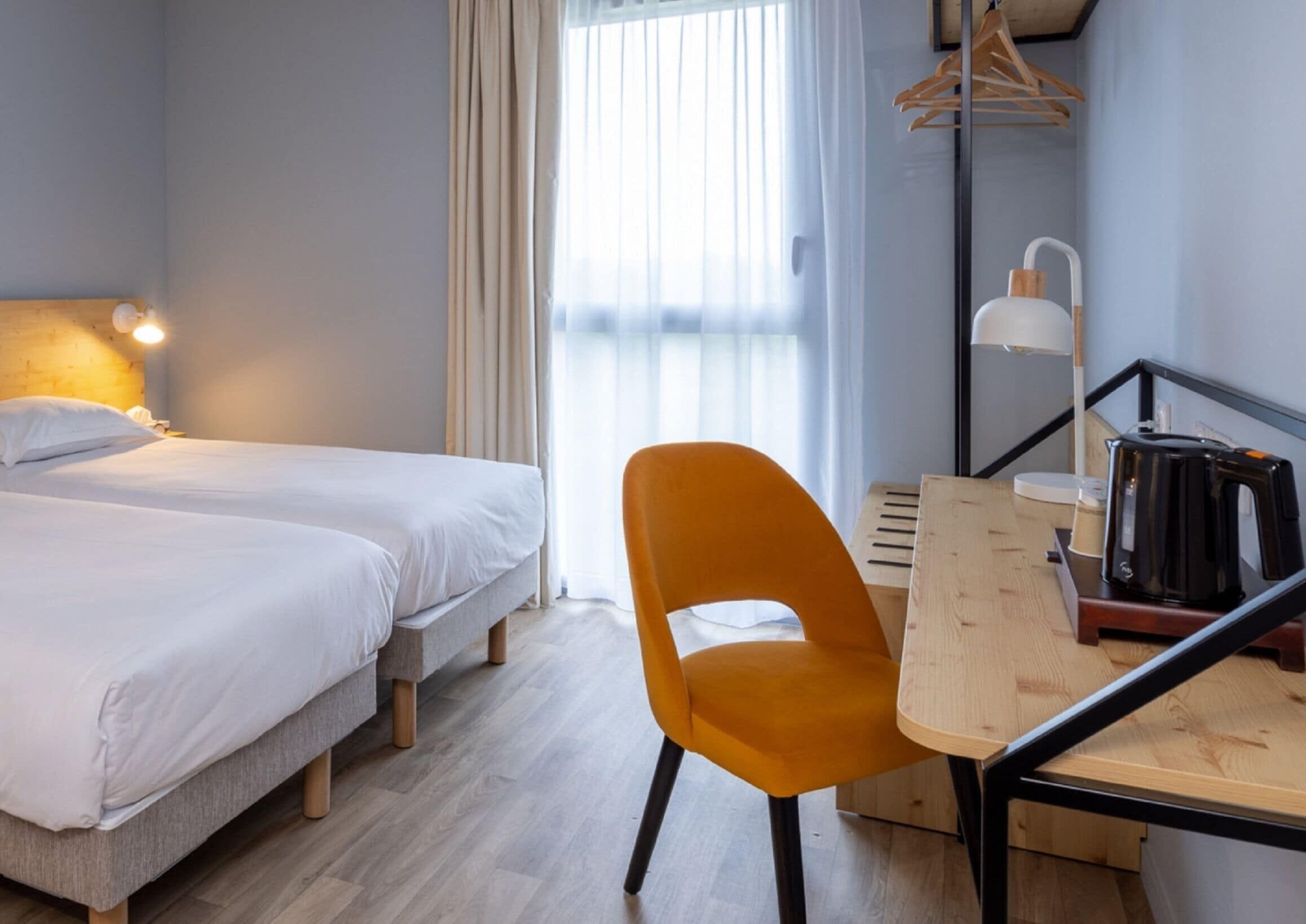 Desk, laptop workspace, travel crib, free WiFi