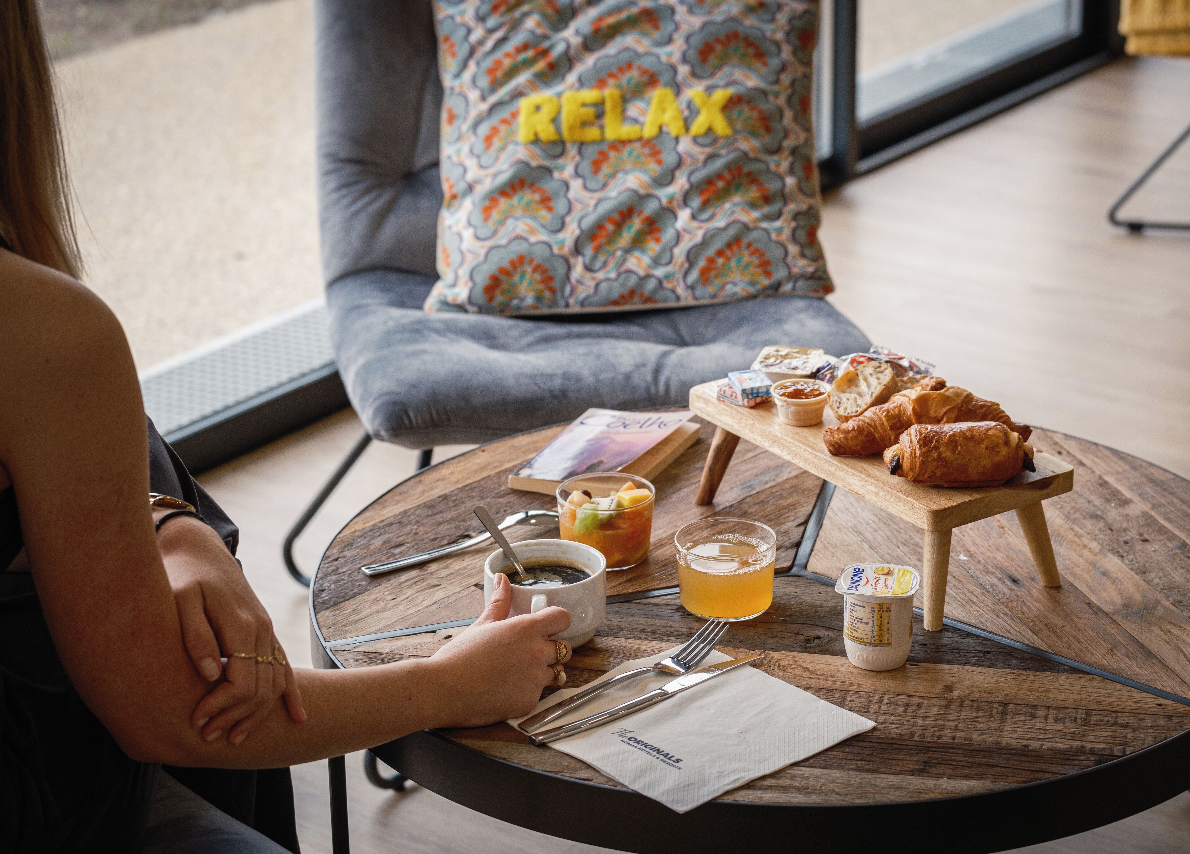 Une table à manger avec de la nourriture, des boissons et une serviette.