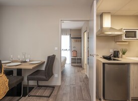 Escritorio, espacio para trabajar con un portátil, cuna de viaje