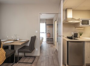 書桌、筆電工作空間、隨行嬰兒床、免費無線上網