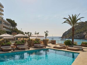 Hồ bơi ngoài trời