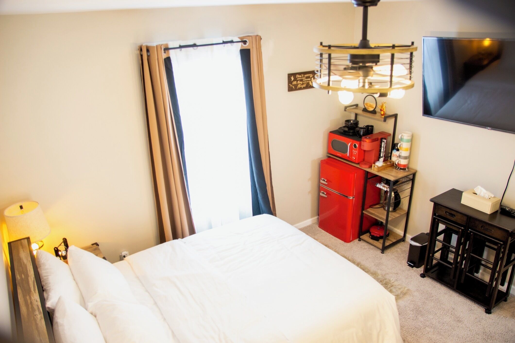 1 chambre, bureau, fer et planche à repasser, lit de bébé portatif