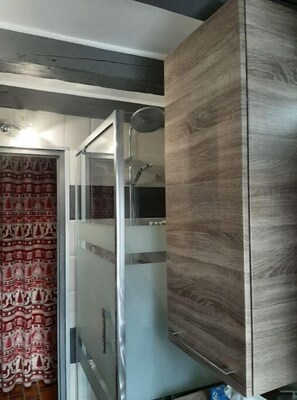 Shower, jetted bath, hair dryer, towels