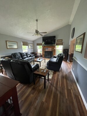 Smart TV, caminetto, impianto stereo