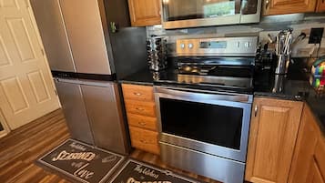 Køleskab, mikrobølgeovn, ovn, kogeplade