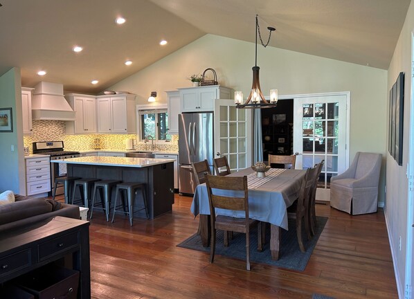 Interior - Perfect for family, Central AC, Hot Tub, Sleeps 7, No stairs, Great Location (Whitefish)