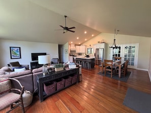 Smart TV, fireplace, video games, DVD player - Gorgeous BED, 2 BTH, Sleeps 7, AC, Hot Tub, No stairs, Fire pit, PRIVATE (Whitefish)