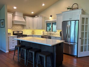 Fridge, microwave, oven, stovetop - Perfect for family, Central AC, Hot Tub, Sleeps 7, No stairs, Great Location (Whitefish)