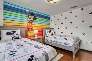 6 bedrooms, iron/ironing board, travel cot, WiFi - Family Fun Haven: Spacious Villa & Water Park (Kissimmee)