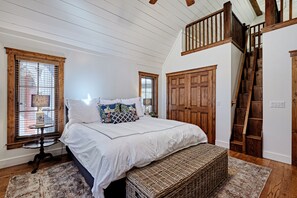 3 bedrooms, iron/ironing board, free WiFi, bed sheets - Cross Creek Retreat: Luxury Home w/ Screened Porch & Fire Pit | Gated Community (Culowhee)
