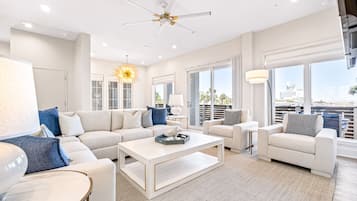 Una televisión, una chimenea