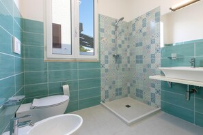 Secador de cabelo, toalhas de banho