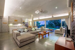 43-inch LED TV with satellite channels, TV, DVD player - Luxury 3BR Kahuripan Villa (Ungasan)