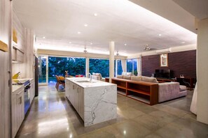 Luxury-Villa | Wohnbereich | 43-Zoll-LED-Fernseher mit Satellitenempfang, Fernseher, DVD-Player