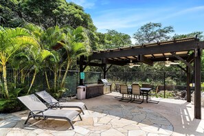 Condo, varias camas (Kona Palms#201) | Restaurante al aire libre