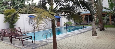 Piscine couverte, chaises longues