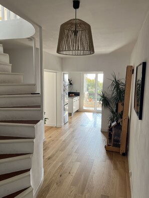 المنشأة من الداخل