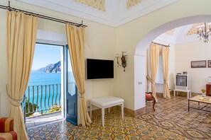 45-inch Smart TV with digital channels, Netflix, Hulu - Villa Treville (Positano)