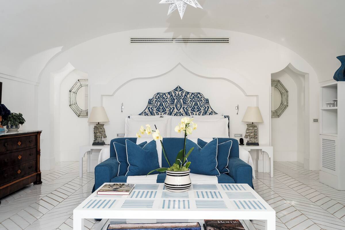 Una sala de estar moderna con un sofá, una mesa de centro y plantas decorativas.